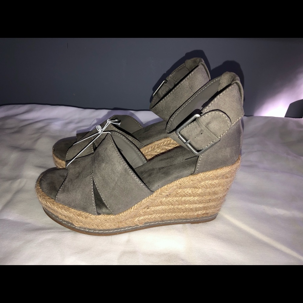 Universal threads platform Suede platform women 10